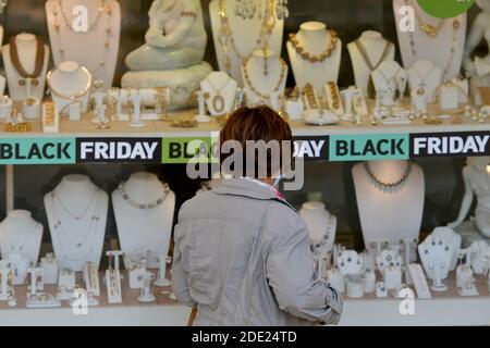 Valletta, Malta. 27 Nov 2020. Una donna passa davanti a una vetrina di un negozio di orologi e gioielli a la Valletta, Malta, 27 novembre 2020. Gli sconti speciali per il Black Friday offerti dai rivenditori a Malta non erano abbastanza allettanti da attrarre molti clienti per uscire dalle loro case in mezzo alla pandemia COVID-19. Credit: Jonathan Borg/Xinhua/Alamy Live News Foto Stock