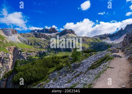 Si affaccia su una profonda valle boscosa a V verso le spettacolari tre Cime nelle Dolomiti del Nord Italia Foto Stock