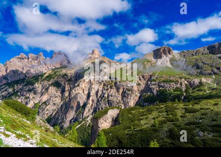 Si affaccia su una profonda valle boscosa a V verso le spettacolari tre Cime nelle Dolomiti del Nord Italia Foto Stock