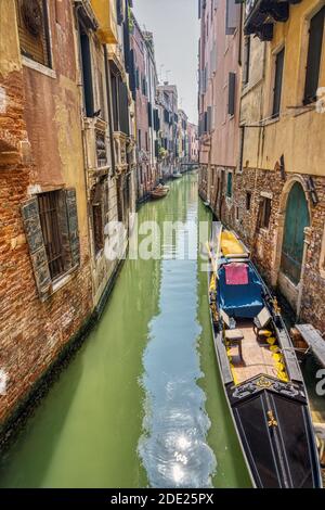 Piccolo canale con gondola tradizionale vista a Venezia, Italia Foto Stock