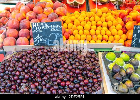 Ciliegie, prugne e altri frutti per la vendita di un mercato Foto Stock