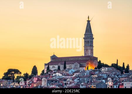 La città vecchia di Rovigno in Croazia con l'iconico Chiesa di Sant'Eufemia al tramonto Foto Stock