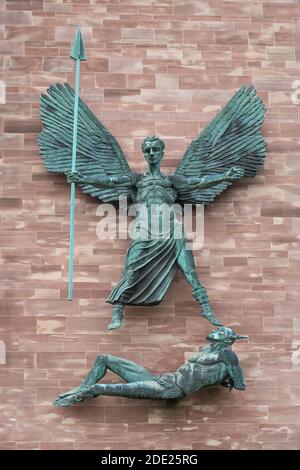 Cattedrale di Coventry statua di bronzo San Michaels Vittoria sul Diavolo Foto Stock