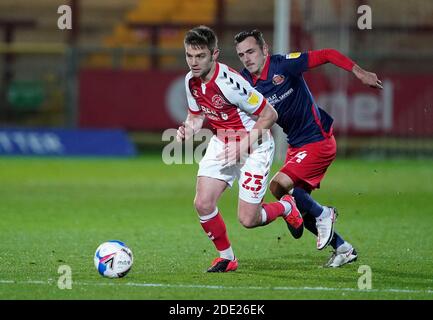 Charlie Mulgrew di Fleetwood Town (a sinistra) e la battaglia di Grant Leadbitter di Sunderland per la palla durante la partita Sky Bet League 1 allo Highbury Stadium di Fleetwood. Foto Stock