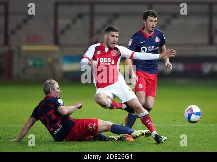 Charlie Wyke di Fleetwood Town e Grant Leadbitter di Sunderland (a sinistra) combattono per la palla durante la partita Sky Bet League 1 allo Highbury Stadium di Fleetwood. Foto Stock