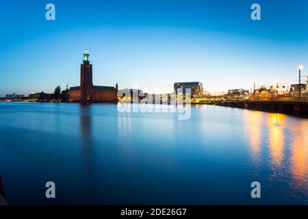 Vista del Municipio al tramonto da Riddarholmen, Stoccolma, Svezia, Scandinavia, Europa Foto Stock