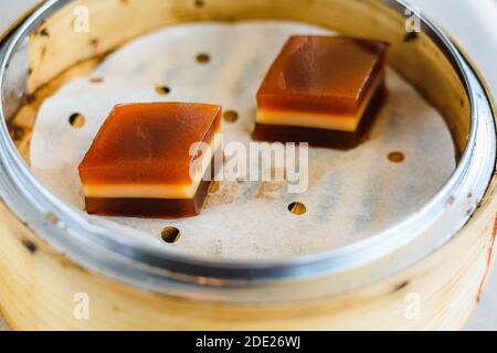 Un dessert di Jujube Jello dolce servito su carta in un cesto di bambù Foto Stock