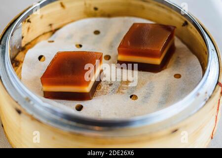 Un dessert di Jujube Jello dolce servito su carta in un cesto di bambù Foto Stock