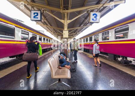 Treni e passeggeri alla stazione Ol Hua Lamphong di Bangkok, Thailandia Foto Stock