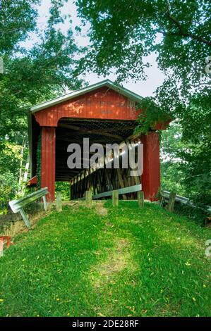 Ripley County, IN--ago 18, 2018; ingresso al ponte coperto di legno rosso Otter Creek nella rurale Indiana costruito nel 1884. Foto Stock