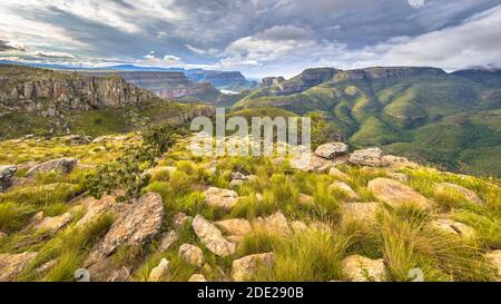 Blyde River Canyon panorama dal punto di vista Lowveld su uno scenario panoramico a Mpumalanga in Sudafrica Foto Stock