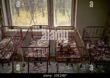 Reparto neonatale nell'ospedale abbandonato della città di Pripyat, zona di esclusione di Chernobyl, Ucraina Foto Stock