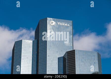 Courbevoie, Francia, 12 novembre 2020: Vista esterna della torre Total Coupole, che ospita la sede principale della compagnia petrolifera Total, Parigi la Défense Foto Stock