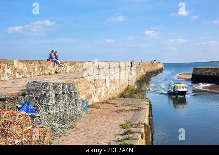 St Andrews Scotland piccolo peschereccio che entra nel porto di St Andrews St Andrews Royal Burgh of St Andrews Fife Scotland UK GB Europe Foto Stock