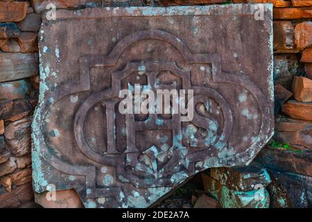 Emblema dei Gesuiti, rovine della missione dei Gesuiti San Ignacio Mini, sito patrimonio dell'umanità dell'UNESCO, San Ignacio, departementento Misiones, Argentina, America Latina Foto Stock