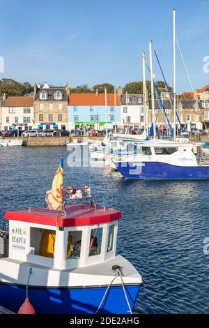 Anstruther Harbour pescherecci e yacht nel porto costiero scozzese di Anstruther Fife Scozia East Neuk of Fife UK GB Europa Foto Stock