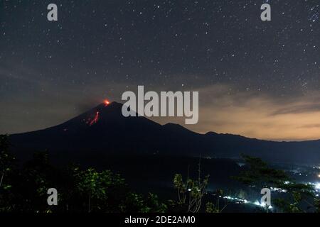 Monte Semeru di notte, da un posto di monitoraggio nel villaggio di Lumber Mujur. Foto Stock