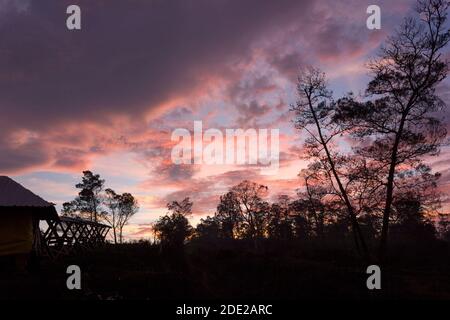 Bellissima alba su Puncak Megasari Foto Stock