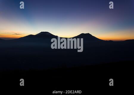 Bellissima alba su Puncak Megasari Foto Stock