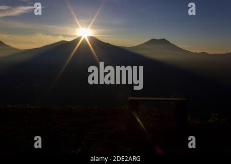 Bellissima alba su Puncak Megasari Foto Stock