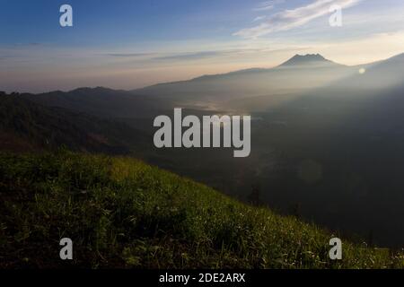 Bellissima alba su Puncak Megasari Foto Stock