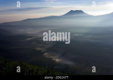 Bellissima alba su Puncak Megasari Foto Stock