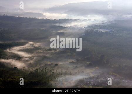 Bellissima alba su Puncak Megasari Foto Stock