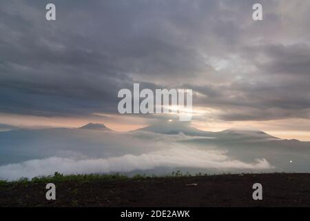 Bellissima alba su Puncak Megasari Foto Stock