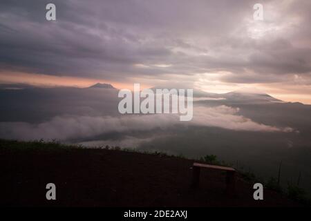 Bellissima alba su Puncak Megasari Foto Stock