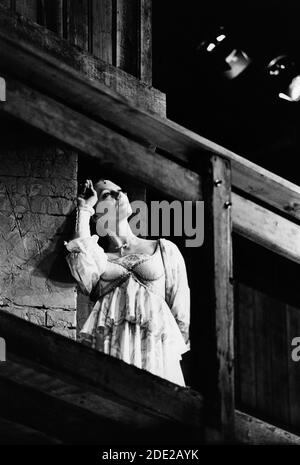 Francesca Annis (Juliet) in ROMEO E JULIET di Shakespeare alla Royal Shakespeare Company (RSC), Stratford-upon-Avon 1976 design: Chris Dyer illuminazione: Clive Morris regista: Trevor Nunn Foto Stock