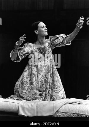 Francesca Annis (Juliet - pozione di tenuta) in ROMEO E JULIET di Shakespeare alla Royal Shakespeare Company (RSC), Stratford-upon-Avon 1976 design: Chris Dyer illuminazione: Clive Morris regista: Trevor Nunn (c) Donald Cooper/PhotoStage photos@photostage.co.uk Ref/BW-093-22 Foto Stock