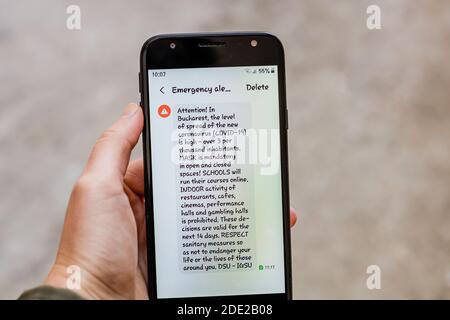 Allarme di emergenza su smartphone, le autorità annunciano lo stato di allarme con misure e linee guida a Bucarest, Romania, 2020. Foto Stock