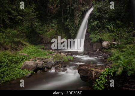 Cascata di Tirto Kemanten nel villaggio di Wonorejo, distretto di Banyuwangi. Foto Stock