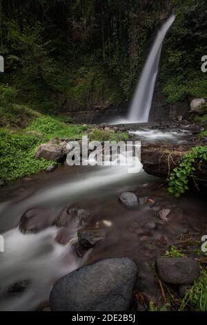 Cascata di Tirto Kemanten nel villaggio di Wonorejo, distretto di Banyuwangi. Foto Stock