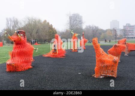 Tottenham, Londra, Regno Unito. 28 novembre 2020. Le attrezzature da palestra all'aperto nel Lordship Recreation Ground, a nord di Londra, sono avvolte per impedirne l'uso durante il secondo blocco di cornonavirus nel Regno Unito. Le palestre e i luoghi di sport all'aperto dovrebbero riaprirsi più avanti questa settimana, mentre il paese si sposta verso un sistema a più livelli di restrizioni locali. Data immagine: Sabato 28 novembre, 2020. Il credito fotografico dovrebbe essere: Matt Crossick/Empics/Alamy Live News Foto Stock