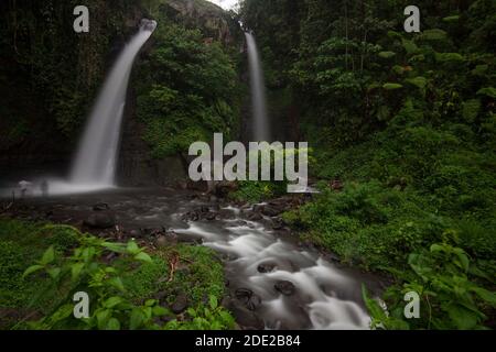 Cascata di Tirto Kemanten nel villaggio di Wonorejo, distretto di Banyuwangi. Foto Stock