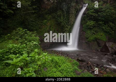 Cascata di Tirto Kemanten nel villaggio di Wonorejo, distretto di Banyuwangi. Foto Stock