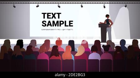 donna afroamericana che parla al pubblico del club delle donne tribune ragazze che si sostengono a vicenda unione di femministe concetto sala conferenze illustrazione vettoriale dello spazio di copia orizzontale interno a tutta lunghezza Illustrazione Vettoriale