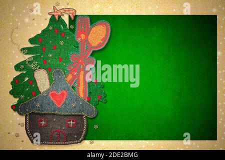 Sfondo del menu natalizio per bambini. Cartoncino verde su tovaglia rustica e decorazioni natalizie d'infanzia, spazio vuoto per scrivere menu o ricette. Foto Stock
