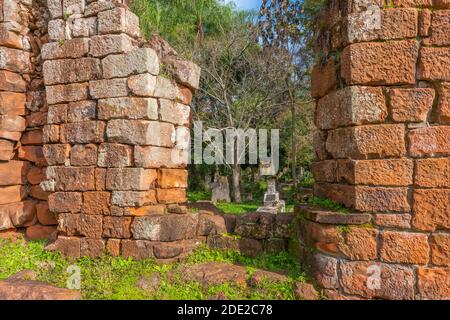 Rovine del cimitero della missione gesuita Santa Ana, patrimonio mondiale dell'UNESCO, Provincia Misiones, Argentina, America Latina Foto Stock