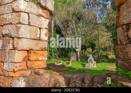 Rovine del cimitero della missione gesuita Santa Ana, patrimonio mondiale dell'UNESCO, Provincia Misiones, Argentina, America Latina Foto Stock