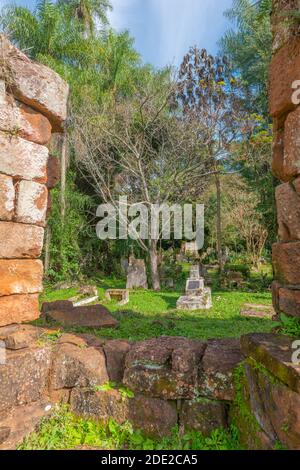 Rovine del cimitero della missione gesuita Santa Ana, patrimonio mondiale dell'UNESCO, Provincia Misiones, Argentina, America Latina Foto Stock