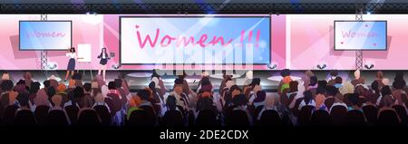 donna che fa la presentazione che parla al pubblico dal randello delle donne del palcoscenico ragazze che sostengono l'una l'altra unione di femministi concetto vettore orizzontale illustrazione Illustrazione Vettoriale