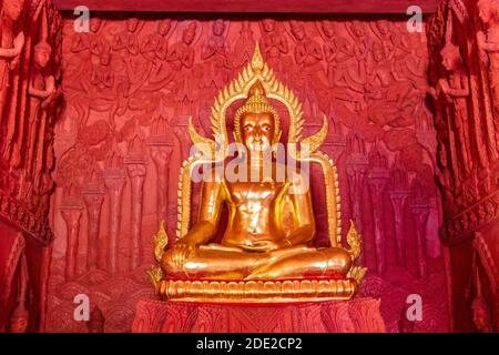 Statua del Buddha d'oro Wat Sila Ngu con il tempio rosso Wat Ratchathammaram a Koh Samui in Thailandia. Foto Stock