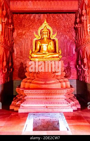 Statua del Buddha d'oro Wat Sila Ngu con il tempio rosso Wat Ratchathammaram a Koh Samui in Thailandia. Foto Stock
