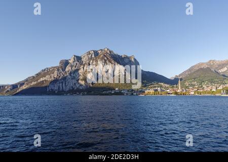 Veduta di Lecco sul Lago di Como, Regione Lombardia, Italia Foto Stock