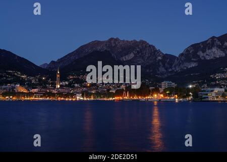 Vista notturna dal lungolago di Lecco sul Lago di Como, Italia settentrionale Foto Stock