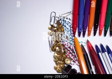 Un mucchio di cancelleria diversa. Pennarelli multicolore, graffette, spille, matite, penne. Foto di alta qualità Foto Stock