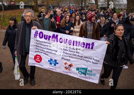 Marble Arch, Londra, Regno Unito. 28 Nov 2020. Si sta svolgendo una protesta contro le restrizioni di blocco in vigore per la pandemia di Coronavirus COVID 19. Nonostante la polizia metropolitana abbia rilasciato una dichiarazione per ricordare ai manifestanti che un tale incontro sarebbe illegale durante le attuali normative molti ancora presenti. I manifestanti si sono Uniti a Piers Corbyn al Speaker's Corner e si sono recati. Corbyn fu circondato dalla polizia di Marble Arch nel tentativo di fermare la protesta Foto Stock