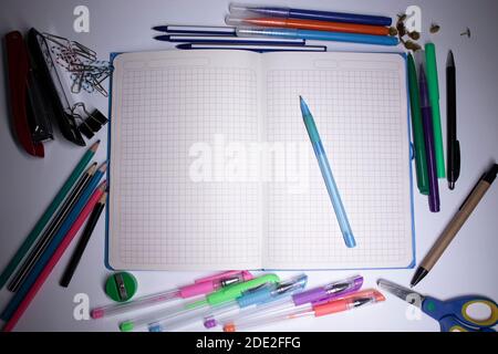notebook e matite, penne in feltro e graffette. concetto di cancelleria. spazio di copia. isolato Foto Stock
